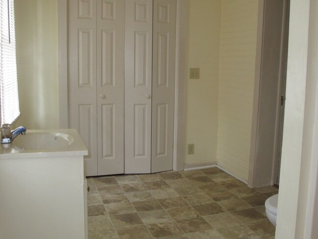 Second bath with large closet - 2203 Lee St