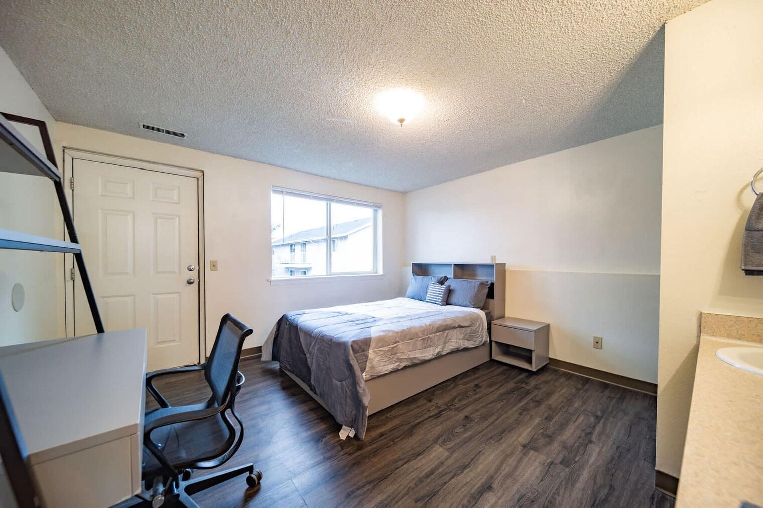 Building Photo - 1555 NE Merman Dr