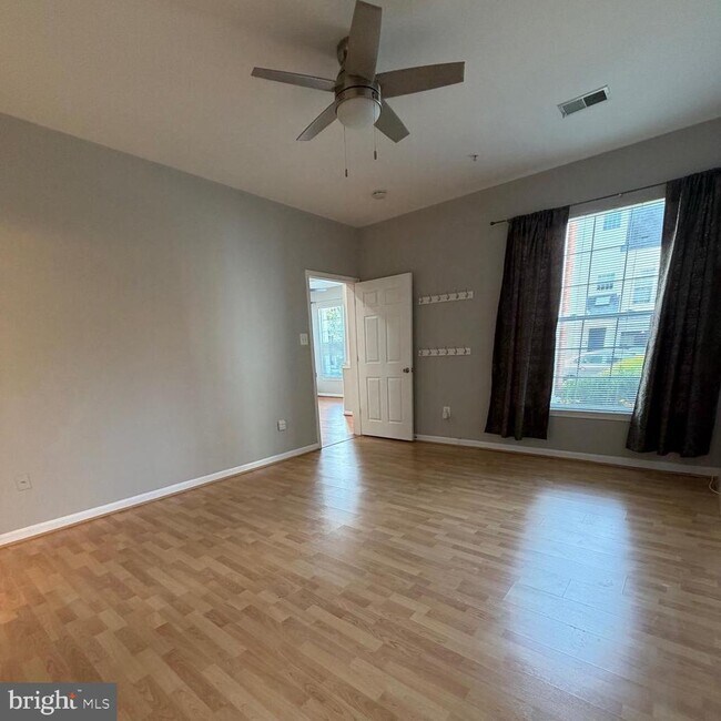 Building Photo - 10730 Symphony Way