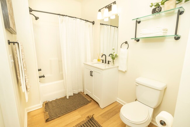 Building Photo - Beautiful 3 bed 3.5 bath Condo