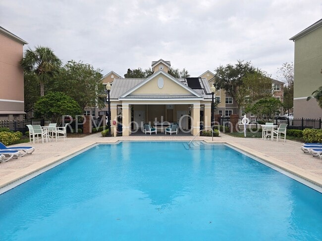Building Photo - Hamptons at Metrowest