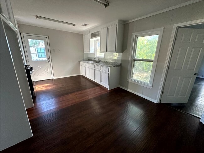 Building Photo - 1308 N San Jacinto St