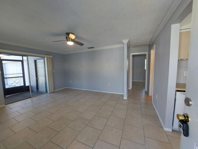 Building Photo - Adorable and Comfortable Sarasota Duplex! **Housing Choice Vouchers accepted**