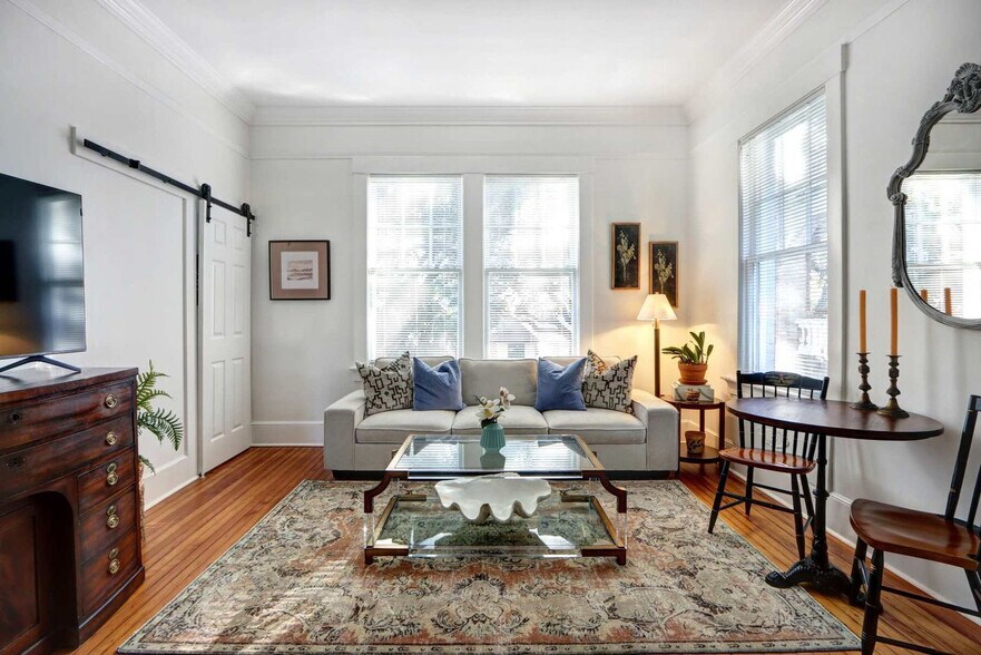 Building Photo - 306 E Victory Dr