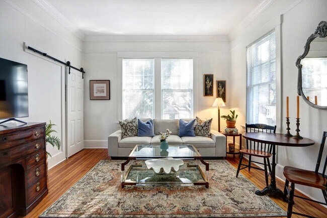 Building Photo - 306 E Victory Dr