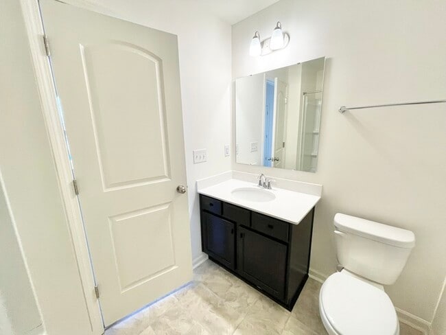 Building Photo - Three bedroom 2 1/2 bath corner unit townh...