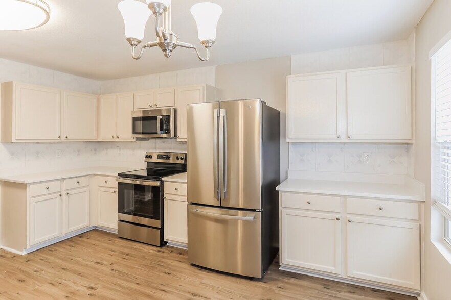 Building Photo - 8764 Stonebriar Ln