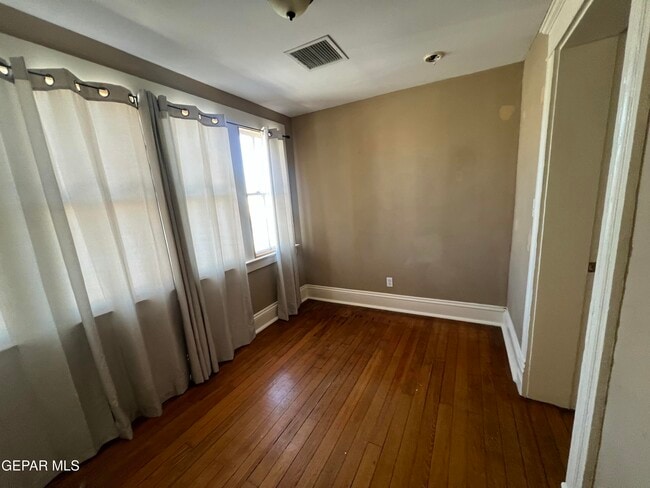 Building Photo - 108 W Nevada Ave