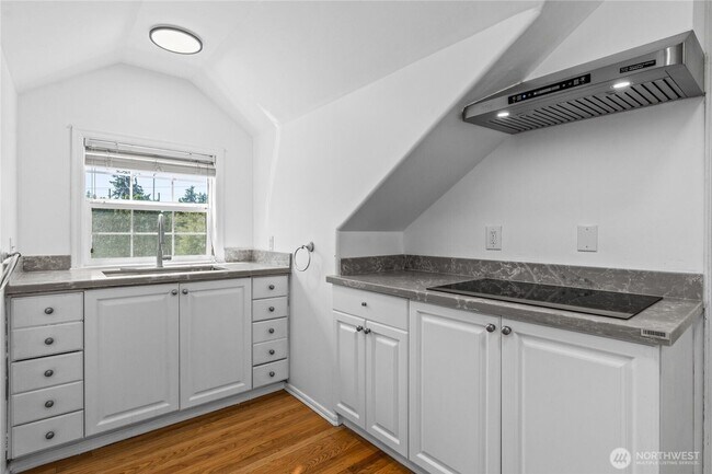 Building Photo - 4 bed/ 3 bath house in Kirkland!