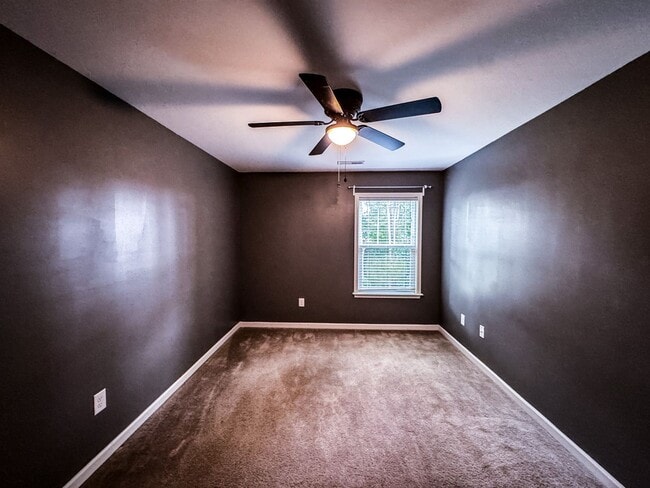 Building Photo - Gorgeous 3 Bed 2.5 Bath Plus Loft Home on ...