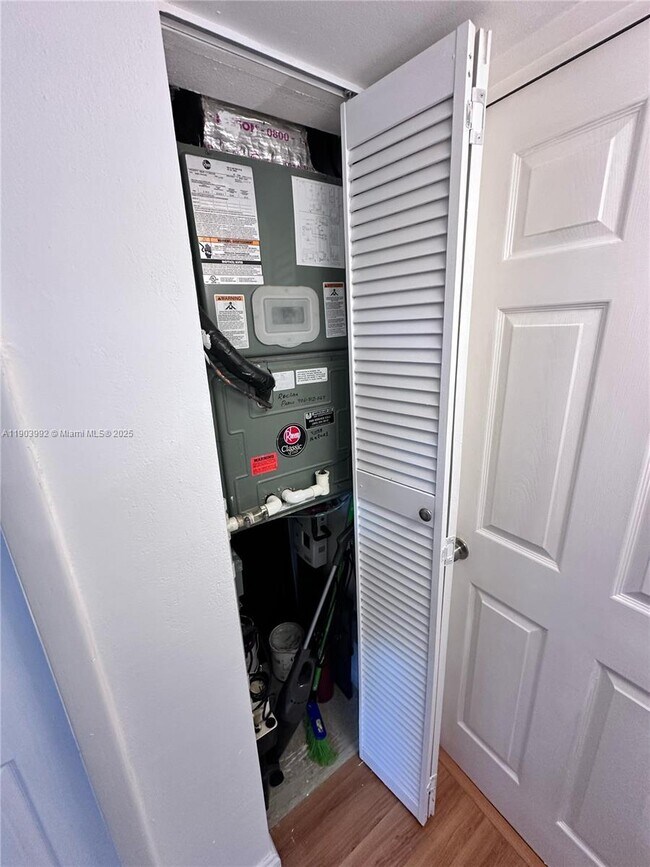 Building Photo - 2498 SW 17th Ave