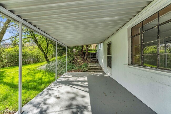 Building Photo - 5581 Saxon Dr