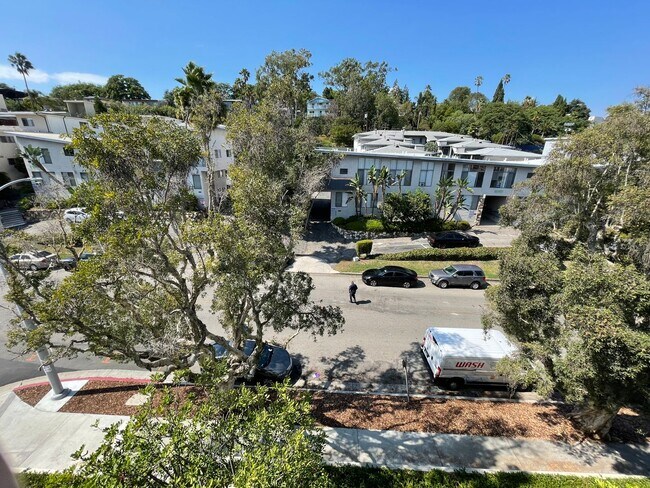 Building Photo - Top-Floor large condo on tree-lined street