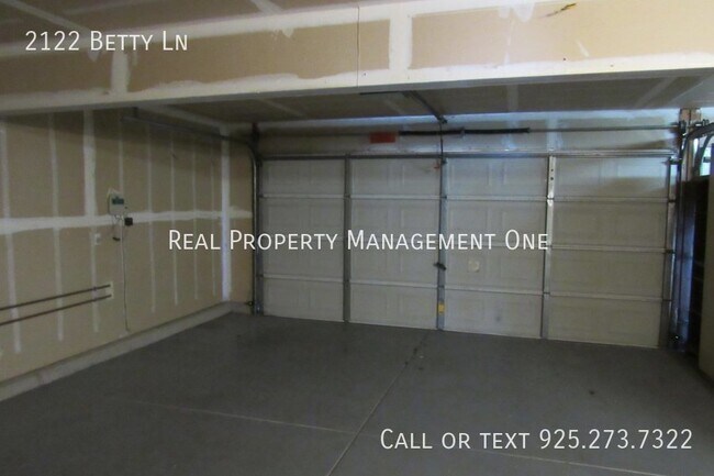 Building Photo - 2122 Betty Ln