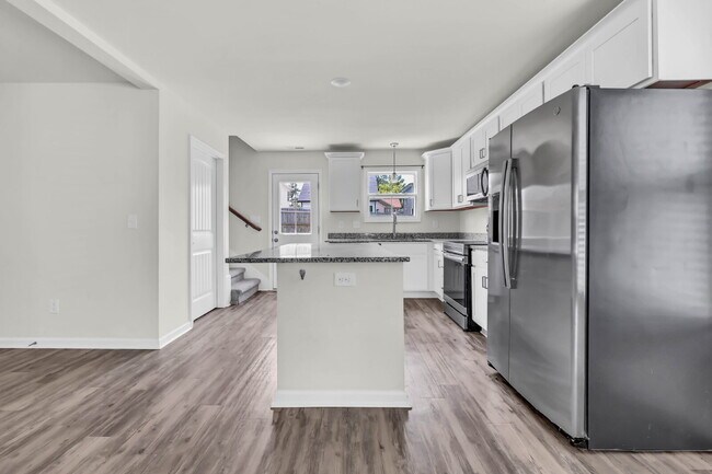 Building Photo - !!FIRST HALF-MONTH OF RENT FREE!! Beautiful 3-bed, 2.5-bath home with a bright, open floor plan.