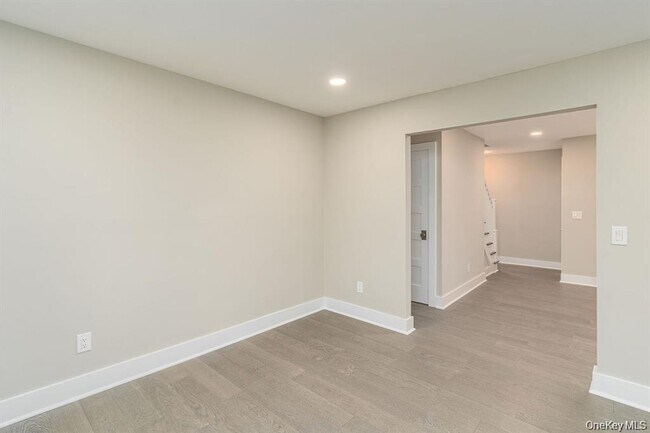 Building Photo - 970 Village Ln