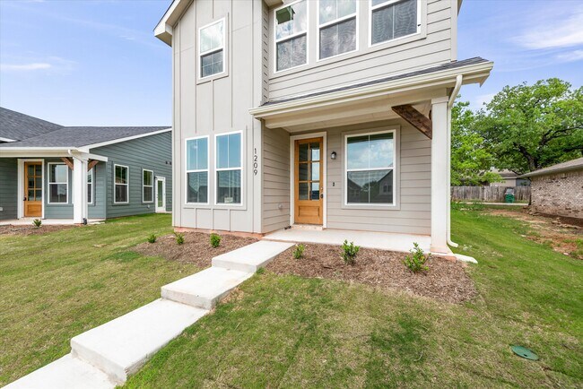 Building Photo - 1215 Chestnut Ct