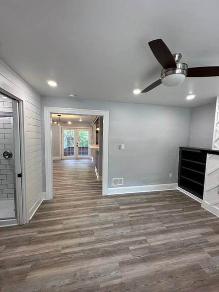 Building Photo - 3370 Parkview Ave