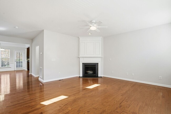 Building Photo - STUNNING TOWNHOME-AVAILABLE FOR IMMEDIATE ...