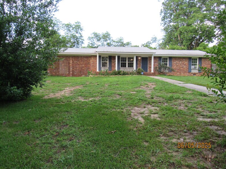 Building Photo - 2215 Macy Ave