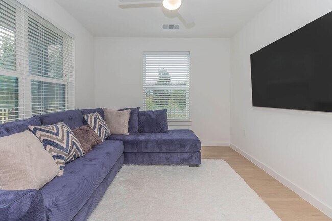 Building Photo - Stylish Houston Apartment | $99 Move-In!