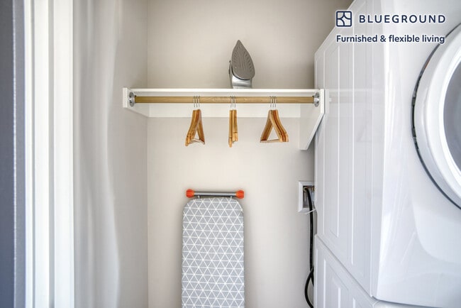 Building Photo - 140 W 10th Ave