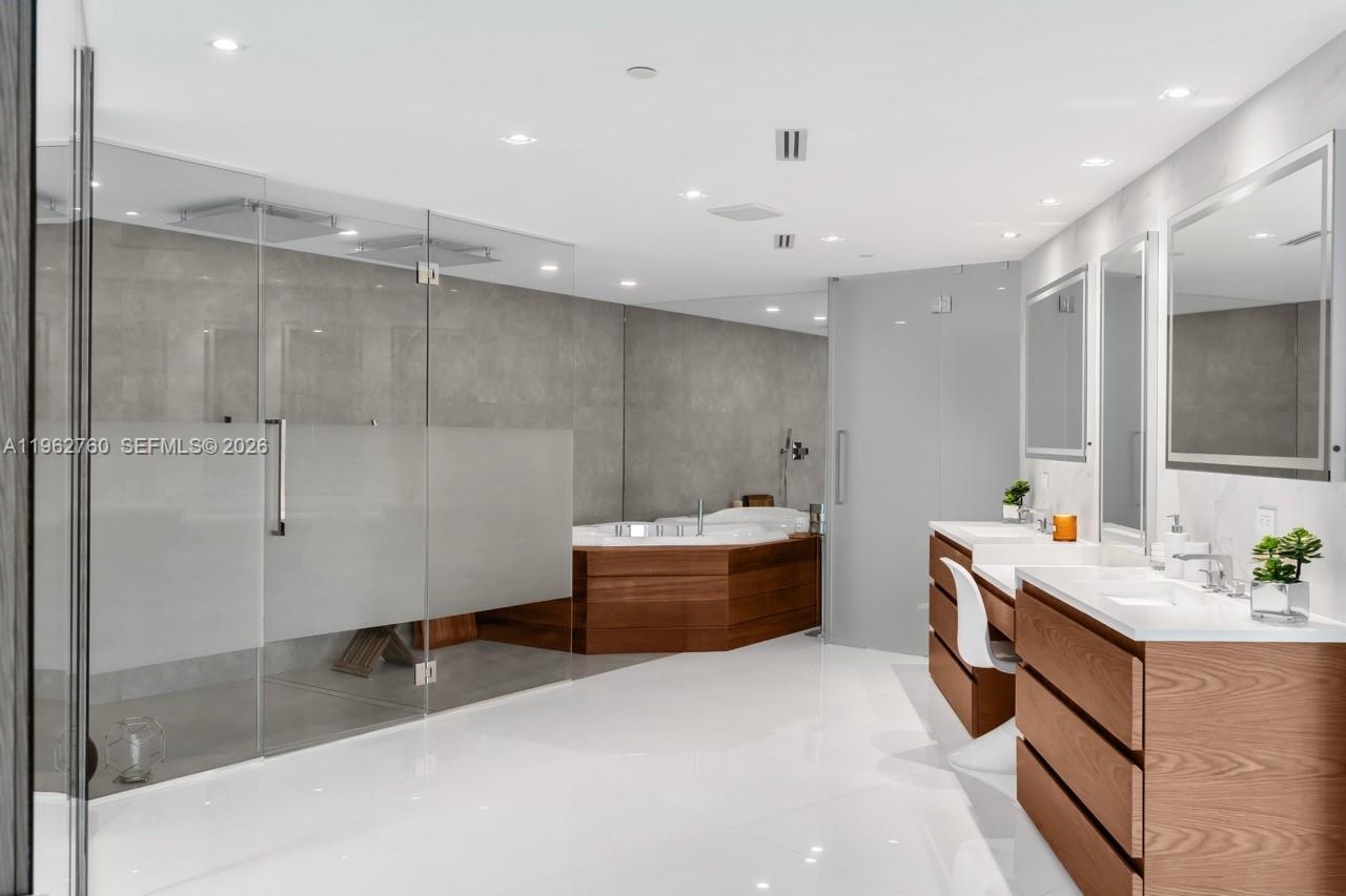 Building Photo - 300 S Pointe Dr