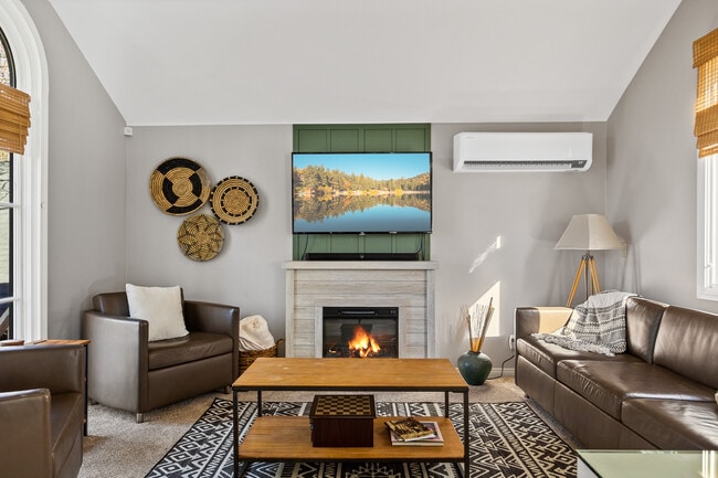 Building Photo - 590 Oak Knoll Cir