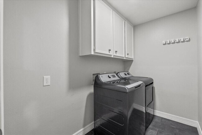 Building Photo - 2105 Murfield Dr