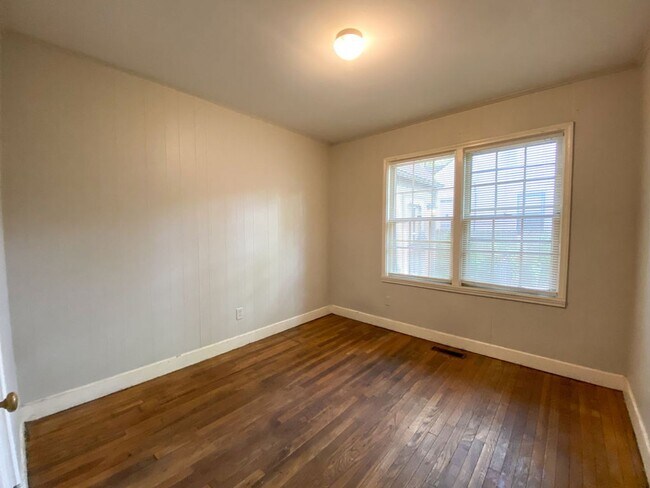 Building Photo - 3 bed, 1 bath by the University of Memphis