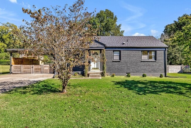 Building Photo - Beautifully furnished short-term rental in Historic Downtown Franklin!