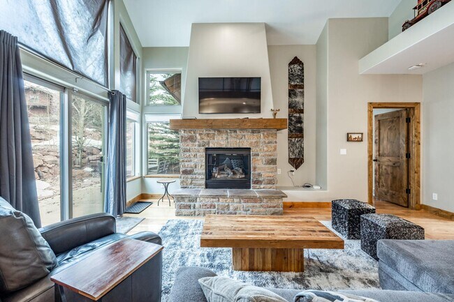 Building Photo - Modern Mountain Home in Desirable Pinebrook