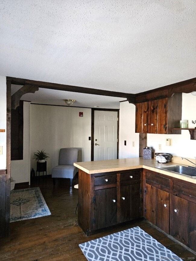 Building Photo - 703 Main St