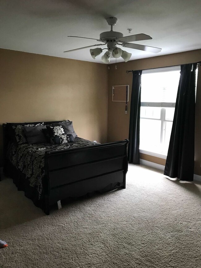 Building Photo - Spacious condo