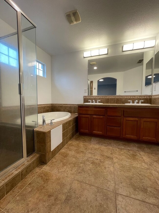 Building Photo - Freshly Updated & Move-In Ready