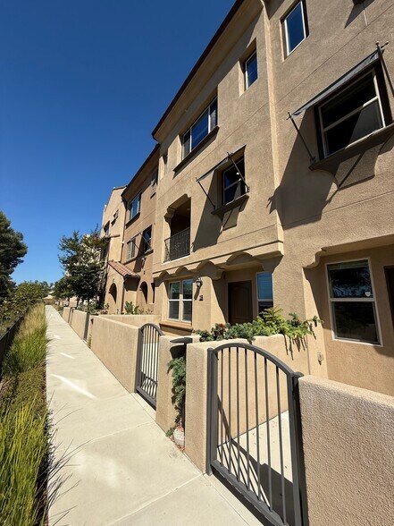 Building Photo - 1572 Fortaleza Way #18