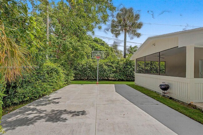 Building Photo - 15540 SW 82nd Ct