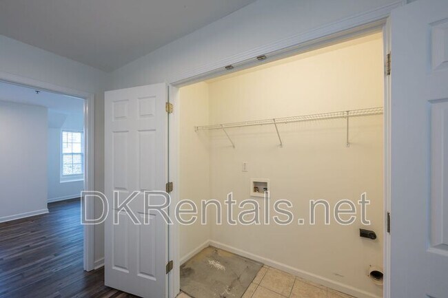 Building Photo - 215 Morris Ln