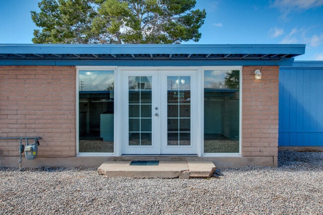 Building Photo - FOR RENT