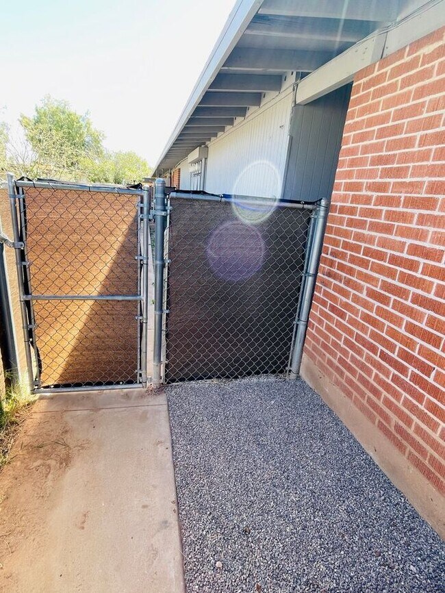 Building Photo - ***MOVE-IN SPECIAL*** Fully Remodeled 2 Be...