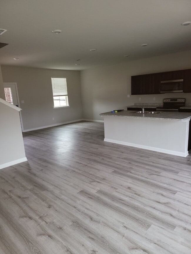 Building Photo - 18422 Fox Hollow Loop