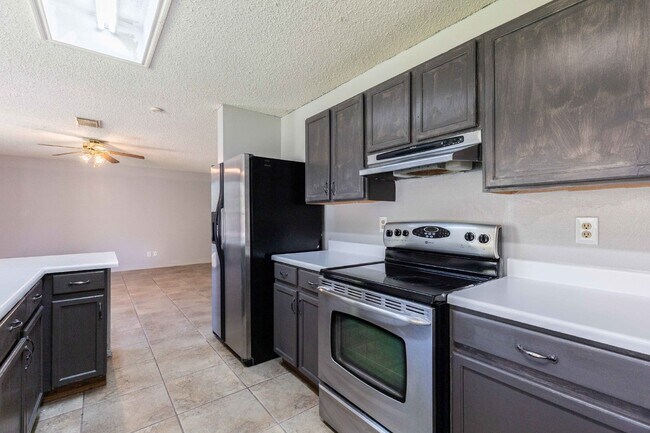 Building Photo - 8423 Parry Path