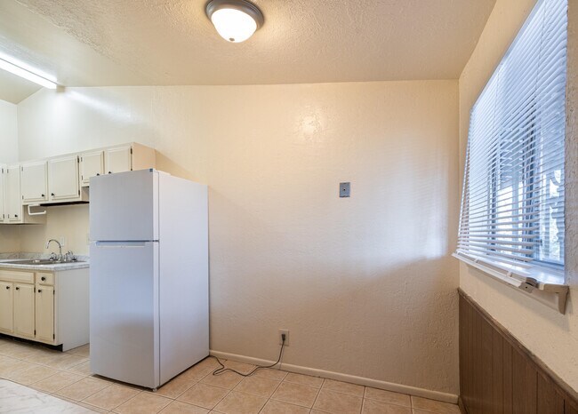 Building Photo - 206 Princeton Dr SE