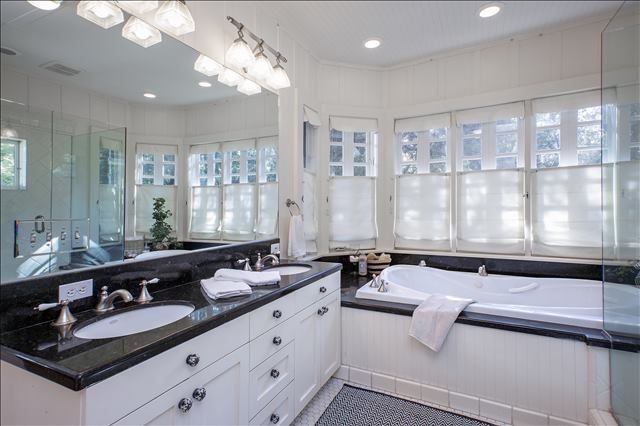 Building Photo - Coming Soon! La Canada Flintridge Contempo...