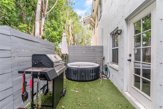 Building Photo - 422 NE 1st Ave