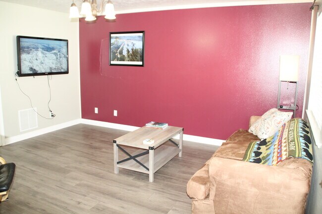 Building Photo - 195 Robison Dr