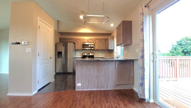 Building Photo - Gorgeous Split Level with Fenced Backyard
