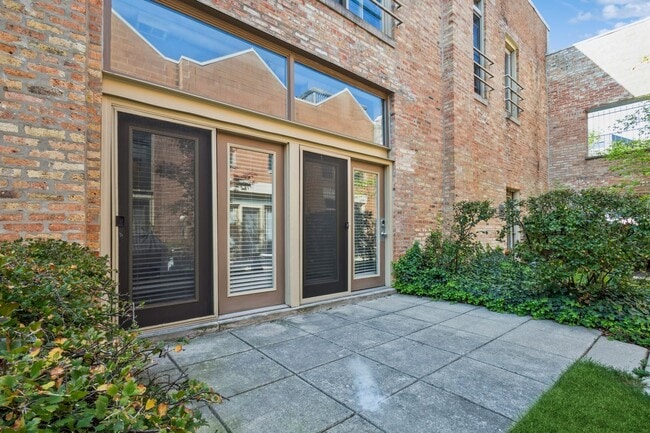 Building Photo - 1100 W Cornelia Ave