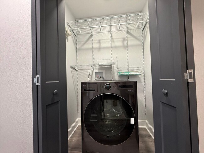 Building Photo - 313 E Bernard Ave