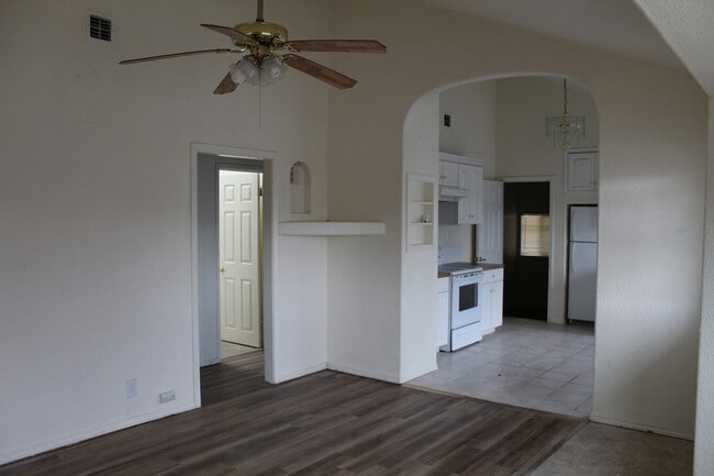 Building Photo - 2437 Darrow Ave